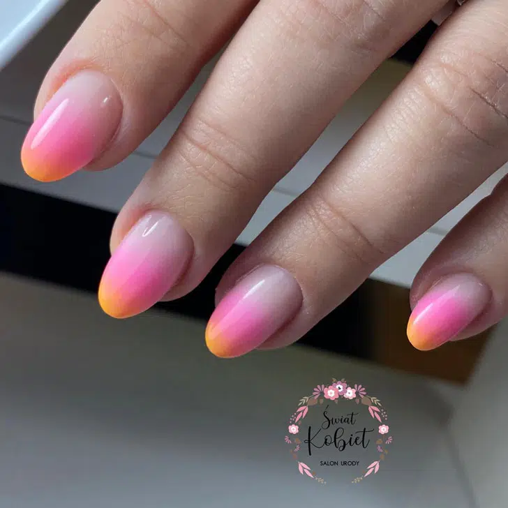 Розовый маникюр омбре на овальных ногтях средней длины