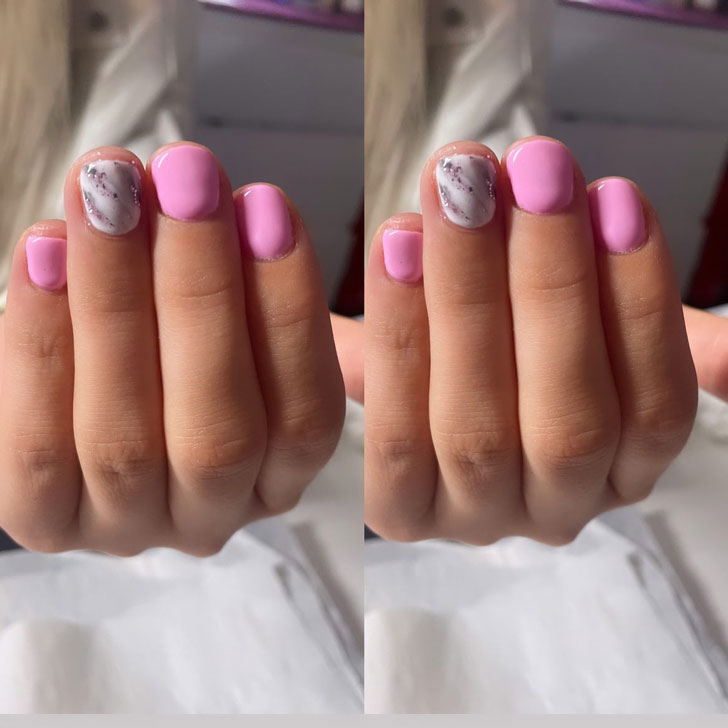 Розовый маникюр с белым мраморным ногтем