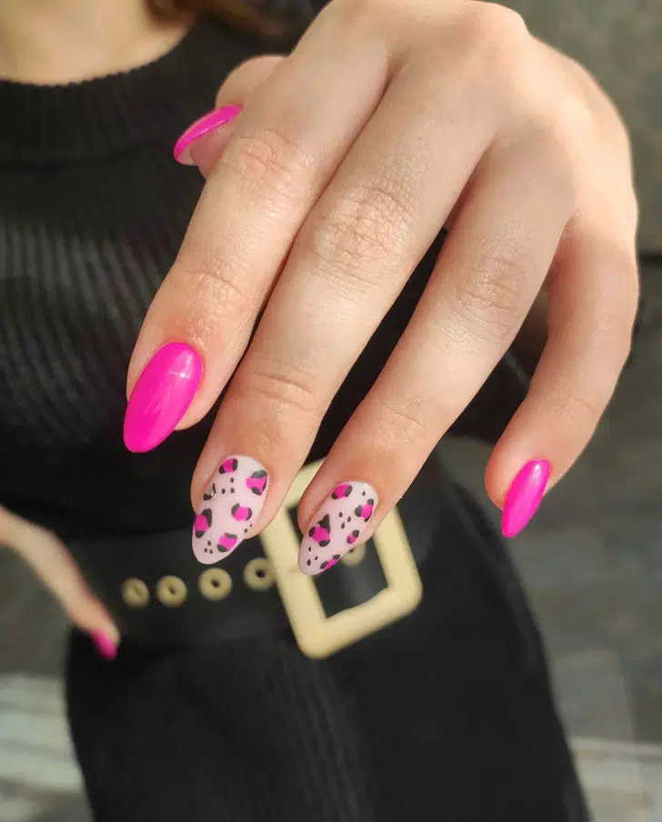 Розовый маникюр с животным принтом на миндальных ногтях средней длины