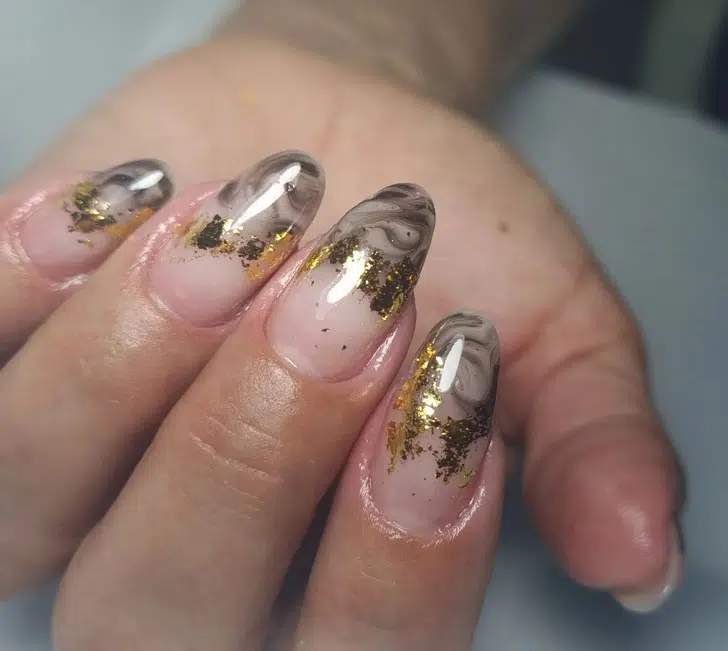 Серый мраморный френч с золотыми блестками на овальных ногтях