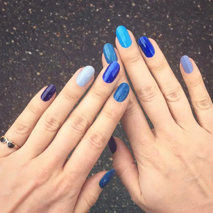 Синий маникюр разных оттенков на овальных натуральных ногтях