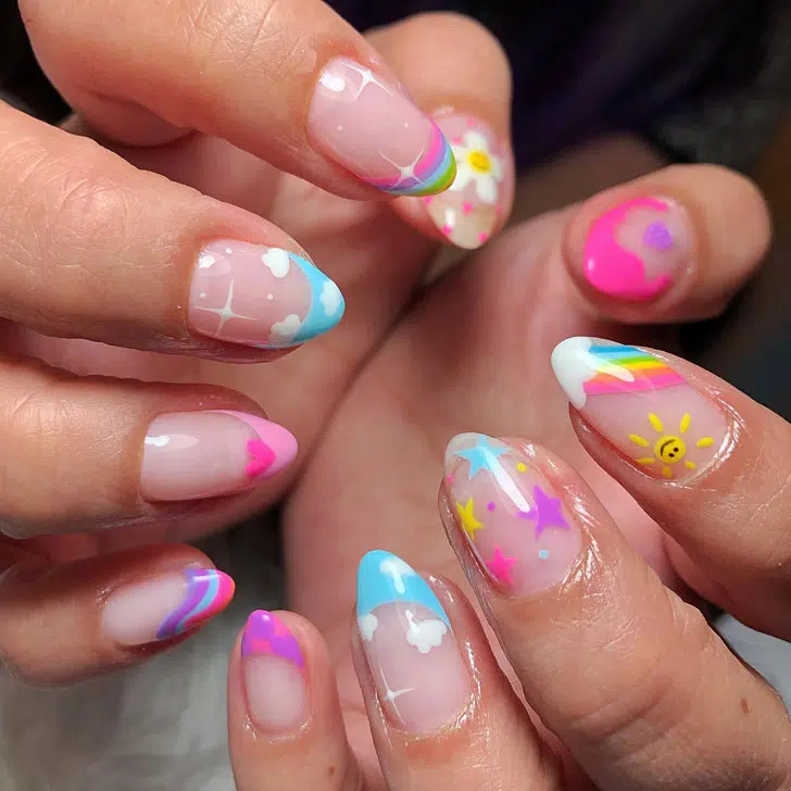 Веселый разноцветный радужный маникюр на миндальных натуральных ногтях