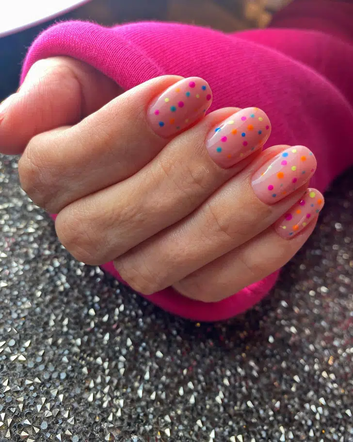 Весенний маникюр с разноцветными точками на овальных ногтях
