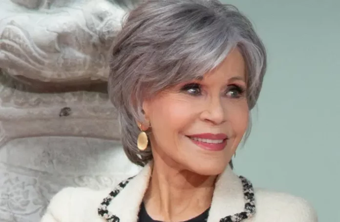84-летняя актриса с натуральной прической и классическом жакете выглядит не больше чем на 60