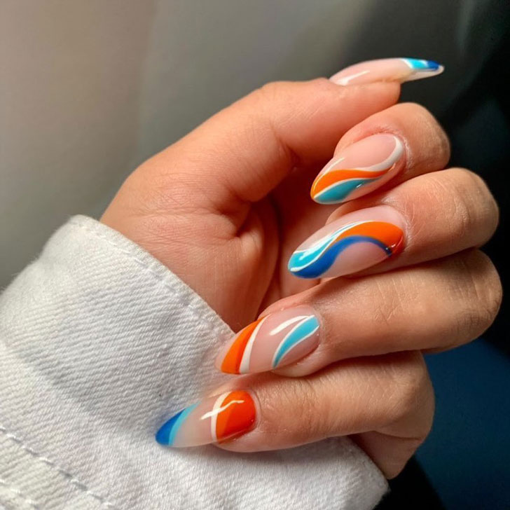 Яркий летний маникюр с синими и оранжевыми линиями на миндальных ногтях