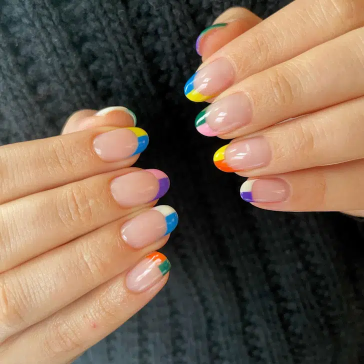 Яркий разноцветный френч на овальных ногтях средней длины