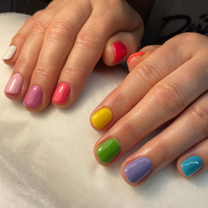 Яркий разноцветный маникюр на коротких натуральных ногтях