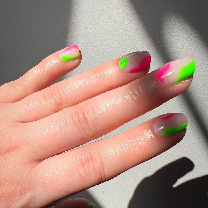 Яркий розово зеленый неоновый маникюр на овальных ногтях