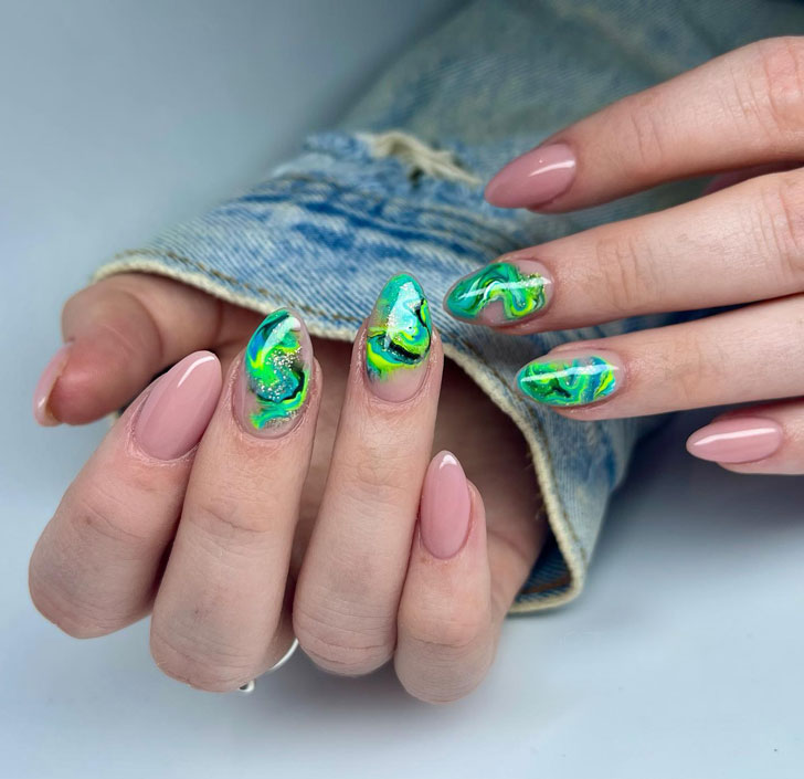 Яркий зеленый маникюр с мраморным принтом на ухоженных миндальных ногтях