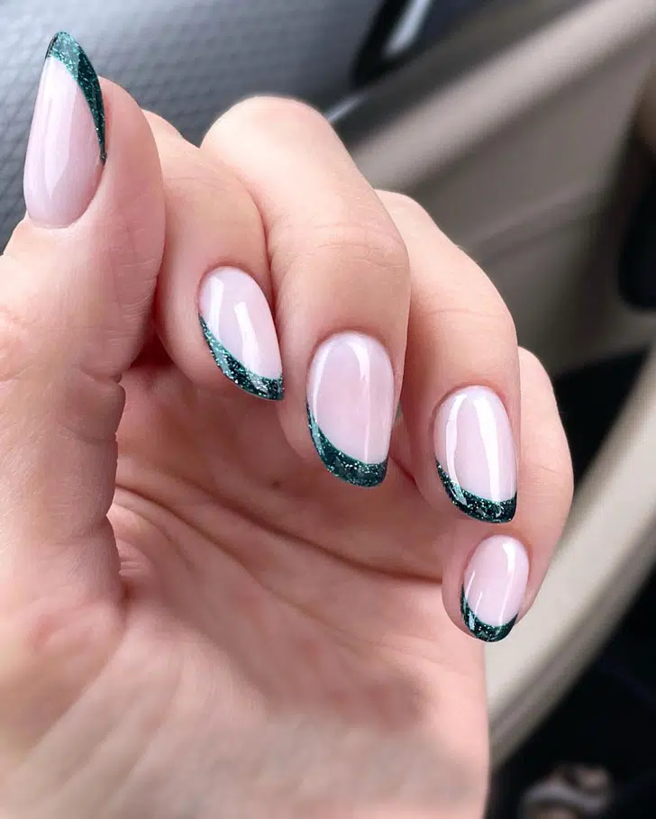 Зеленый френч с блестками на овальных ногтях средней длины