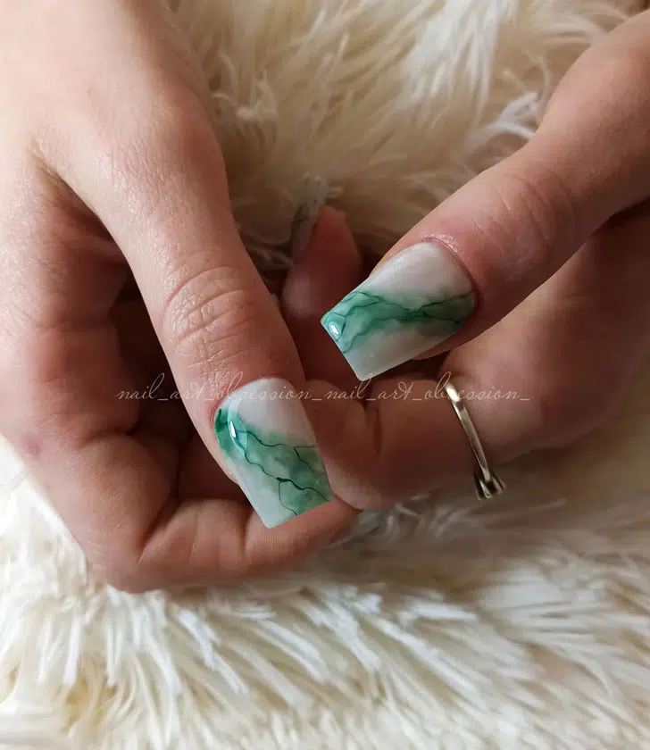 Зеленый мраморный маникюр на длинных квадратных ногтях