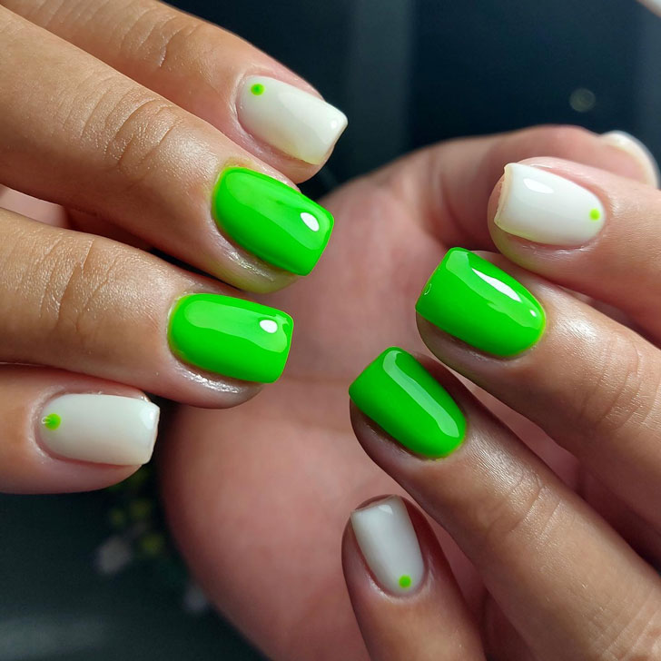 Зеленый неоновый маникюр на квадратных ногтях средней длины