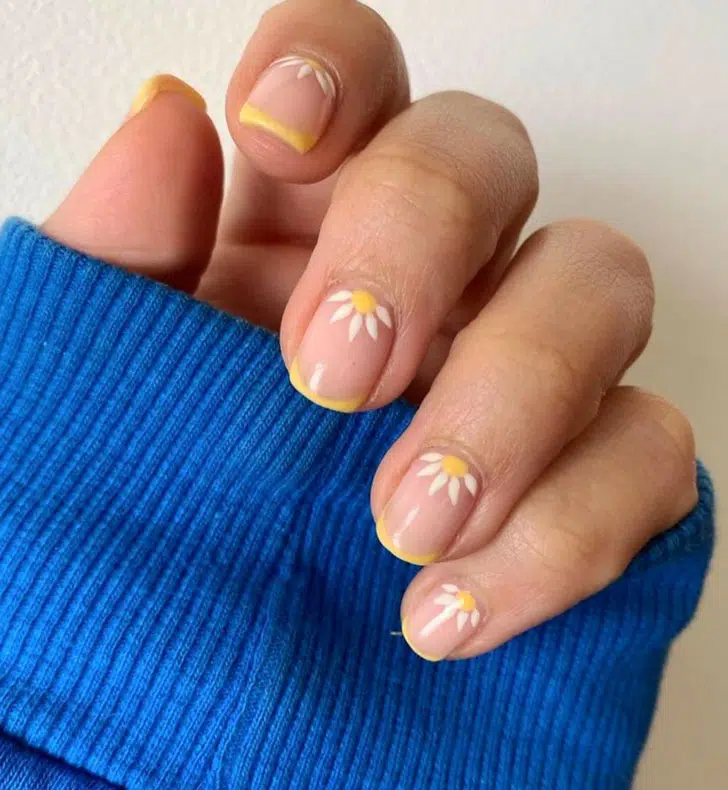 Желтый тонкий френч с цветами на коротких квадратных ногтях