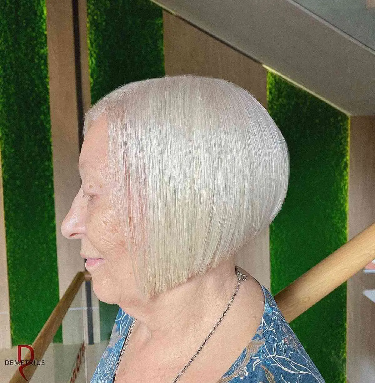 Женщина с короткой гладкой стрижкой на тонких седых волосах