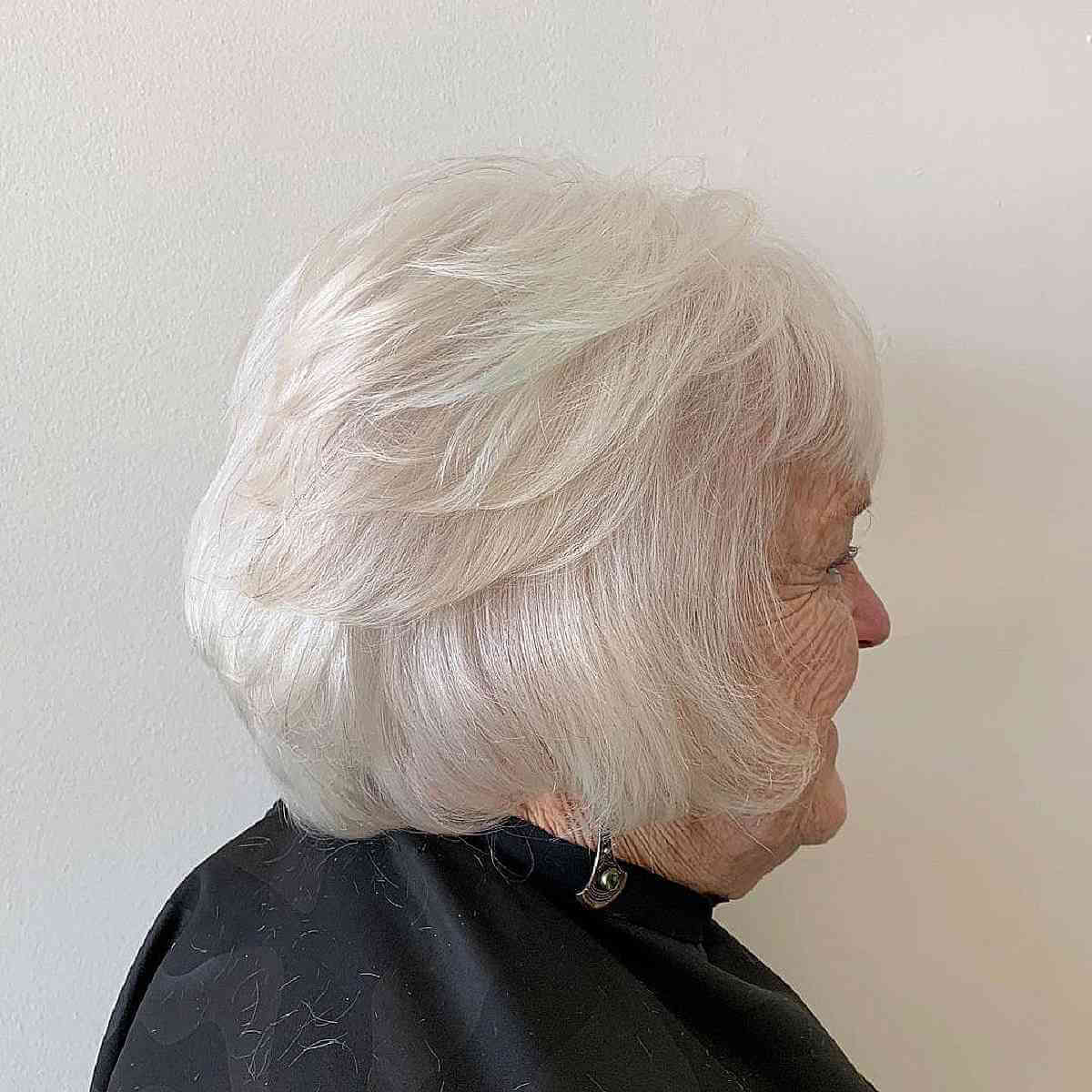 Женщина за 70 с многослойной стрижкой для объема на тонких волосах