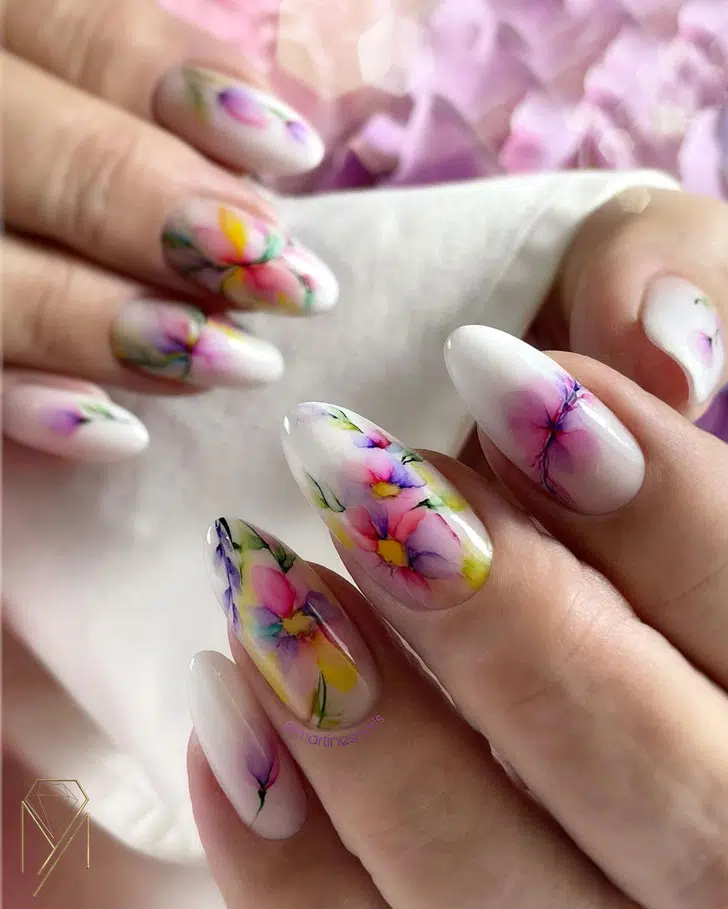Акварельный цветочный маникюр на длинных миндальных ногтях