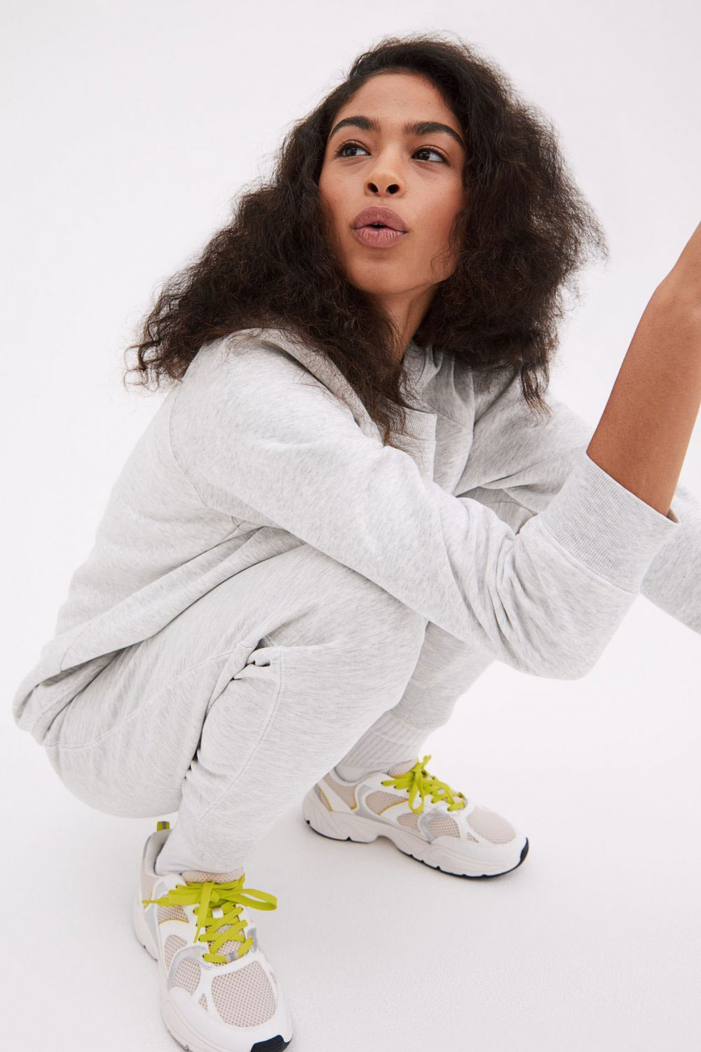 Белые кроссовки с яркими шнурками от H&M