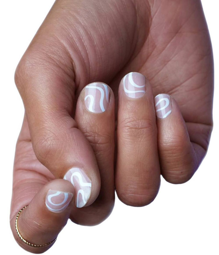Белый маникюр с волнами на коротких натуральных ногтях