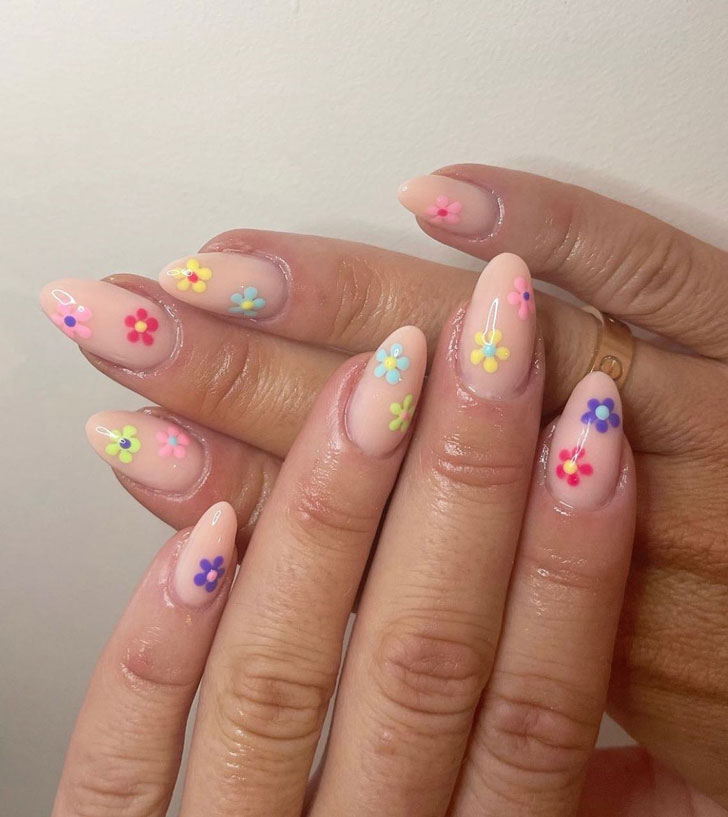 Бежевый маникюр с разноцветными цветами на ногтях средней длины