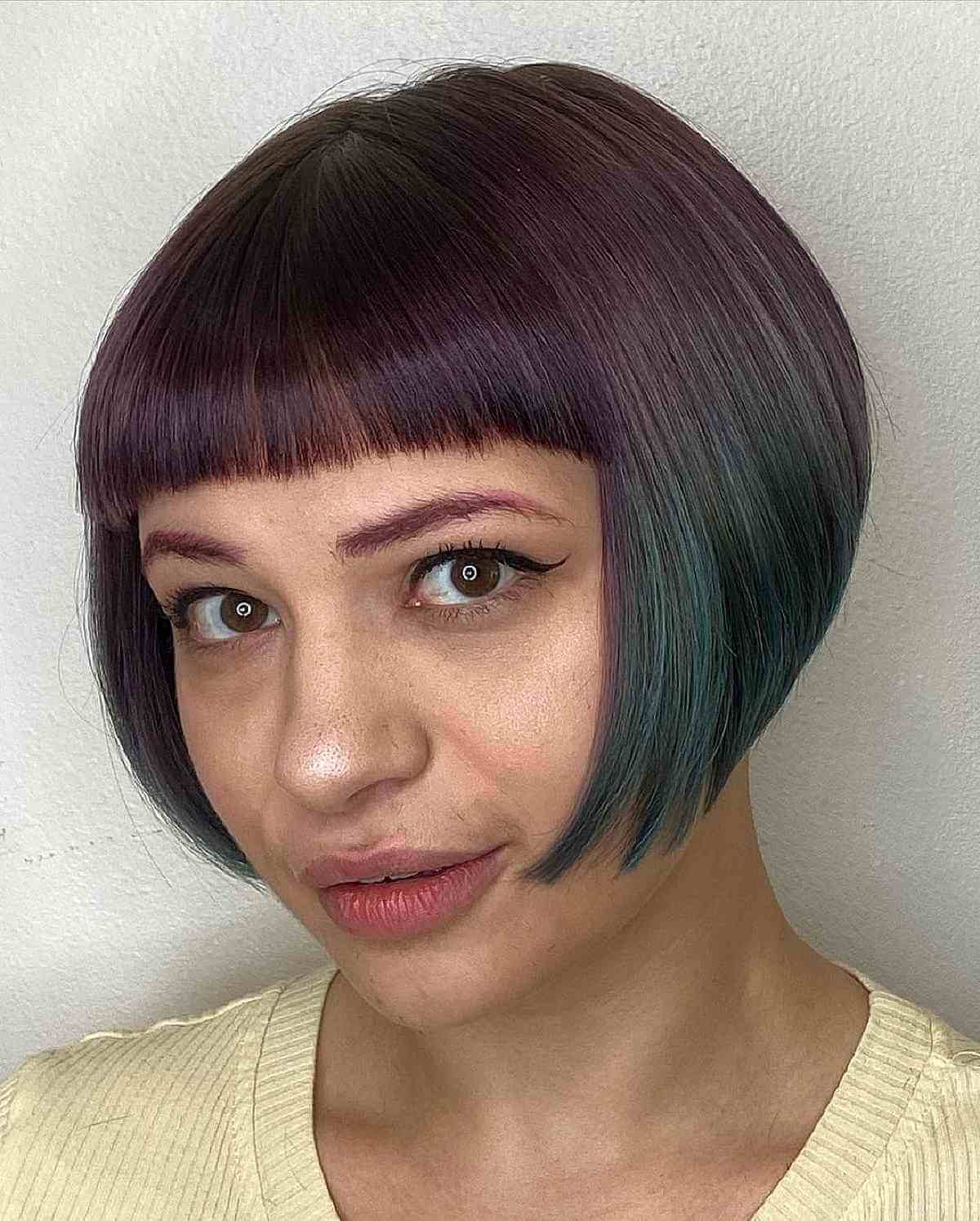 Девушка с короткой стрижкой боб с мини челкой на волосах с фиолетовым оттенком