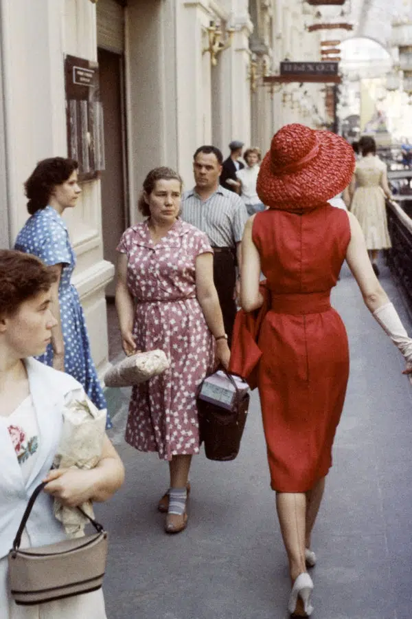 Девушка с красном приталенном платье и шляпе 1959 год