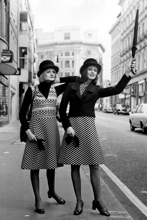 Девушки в похожих платьях миди в клетку и лакированных сапогах 1972 год