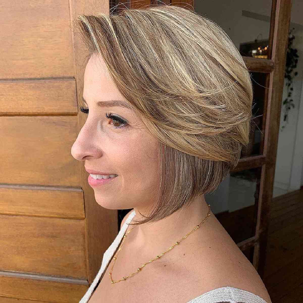 Девушка с романтичной стрижкой боб с мягкими слоями на ухоженных волосах