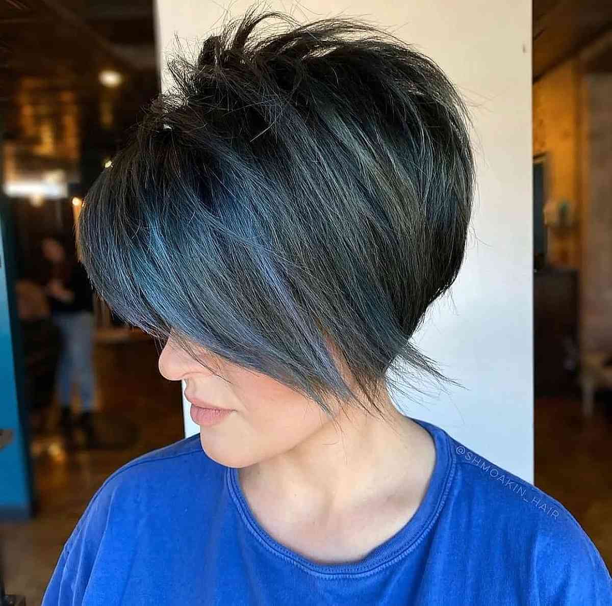 Девушка со стрижкой пикси боб с синими прядями на темных волосах