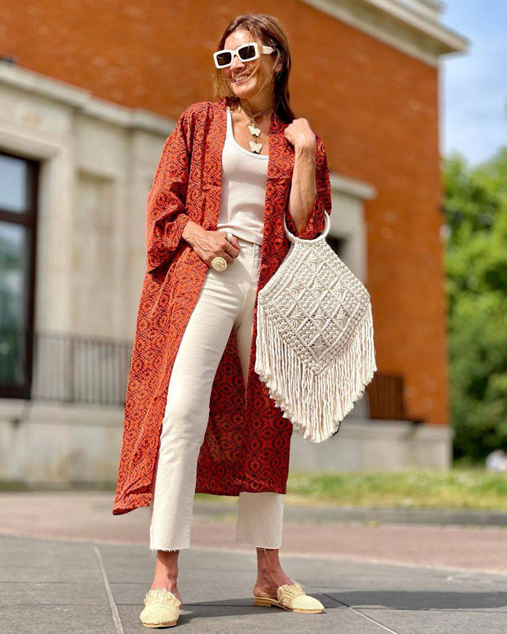 Девушка в белых узких джинсах, майке и красном кимоно