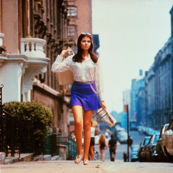 Девушка в фиолетовой мини юбке и белой рубашке с длинными рукавами 1969 год
