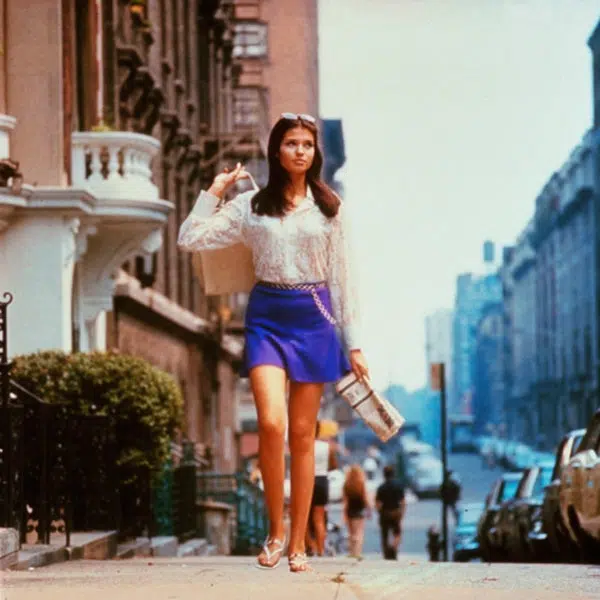 Девушка в фиолетовой мини юбке и белой рубашке с длинными рукавами 1969 год