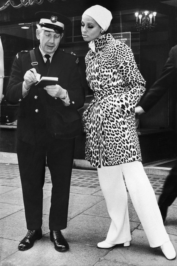 Девушка в леопардовом пальто и белых брюках 1969 год