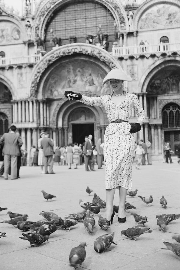 Девушка в модном костюме с юбкой карандаш и шляпке 1954 год