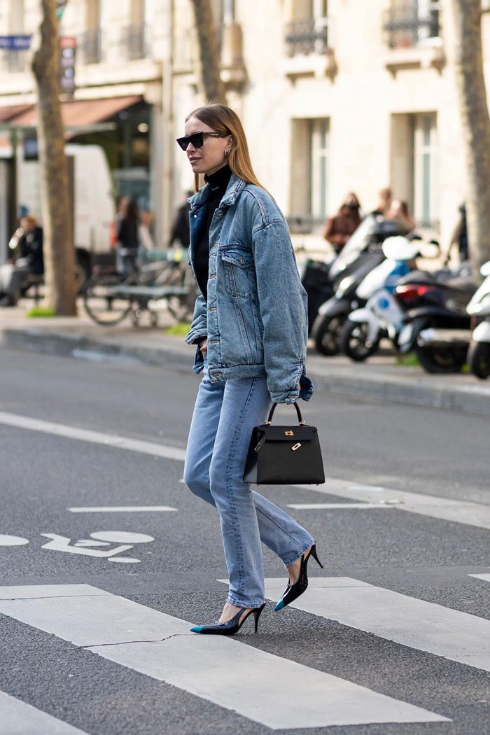 Девушка в прямых джинсах, джинсовке и туфлях на шпильке