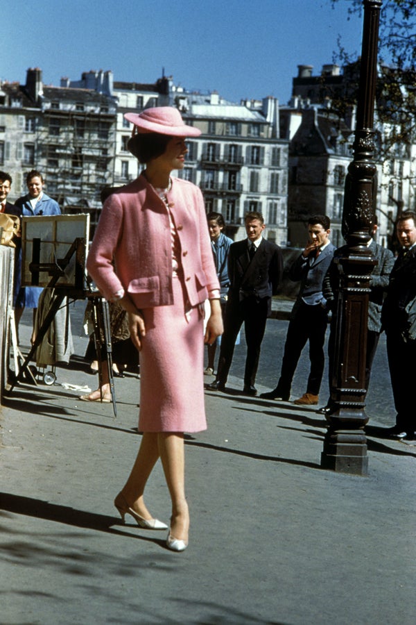 Девушка в розовом платье футляр и жакете в тон 1960 год