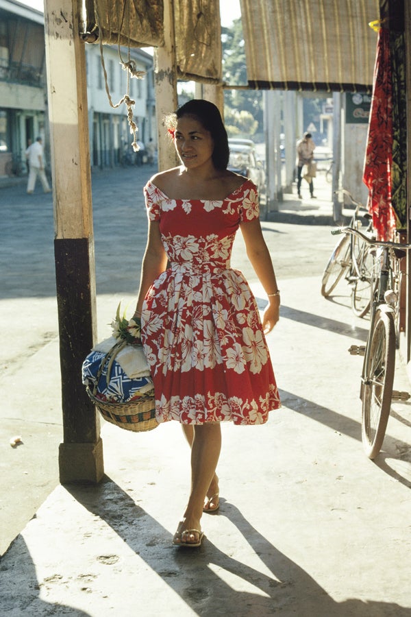 Девушка в ярком красном платье миди с цветочным принтом и сандалиях 1962 год