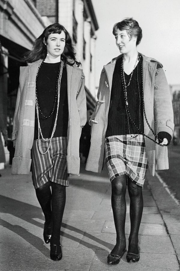 Девушка в юбках карандаш и пальто оверсайз 1958 год