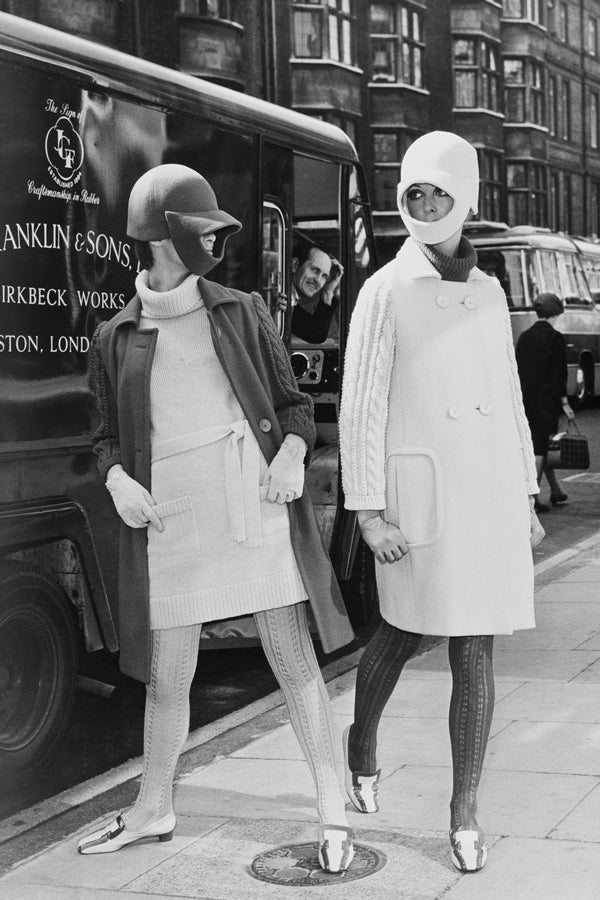 Девушки в модных пальто выше колена и кепках 1966 год