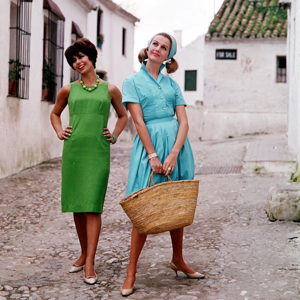 Девушки в модных ярких платьях миди 1963 год