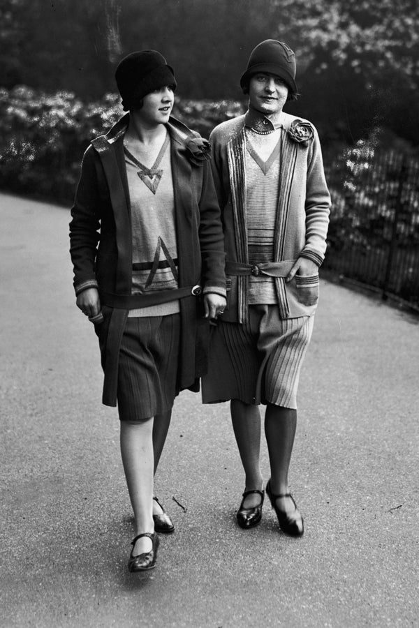 Девушки в узких юбках карандаш и вязаных жакетах 1928 год