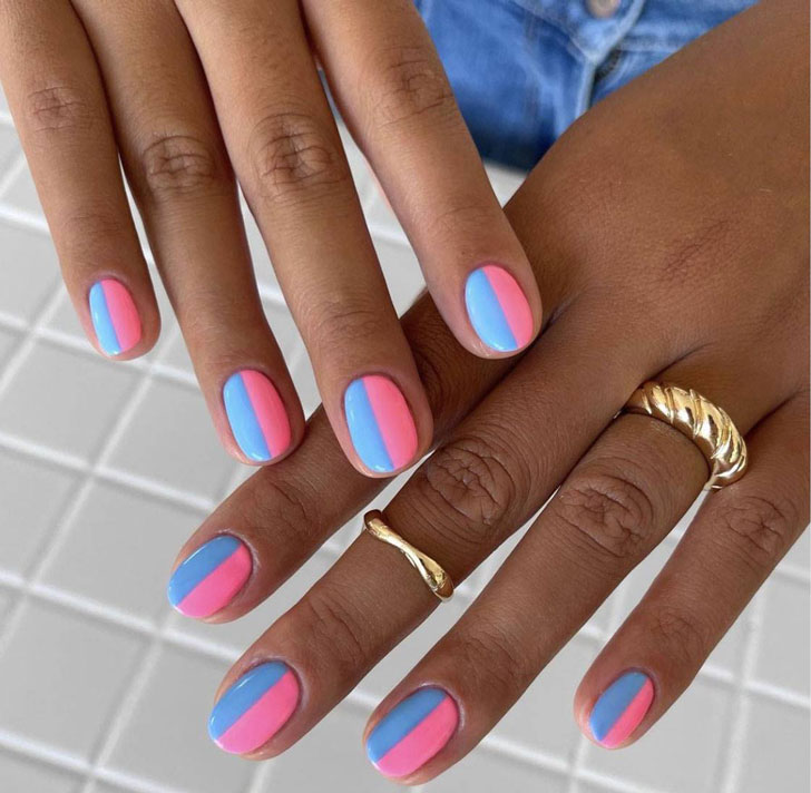 Двухцветный розово голубой маникюр на овальных натуральных ногтях