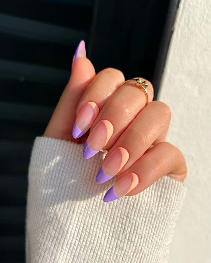 Фиолетовый френч с персиковой основой на длинных острых ногтях