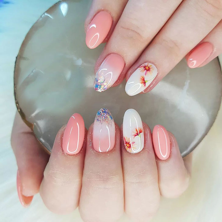 Глянцевый персиковый маникюр с цветочным принтом и блестками на миндальных ногтях