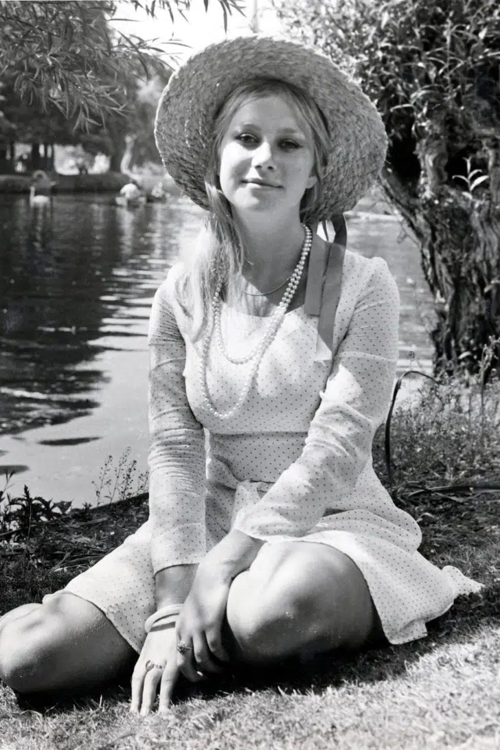 Хелен Миррен в светлом платье в горошек и соломенной шляпе, 1967 год