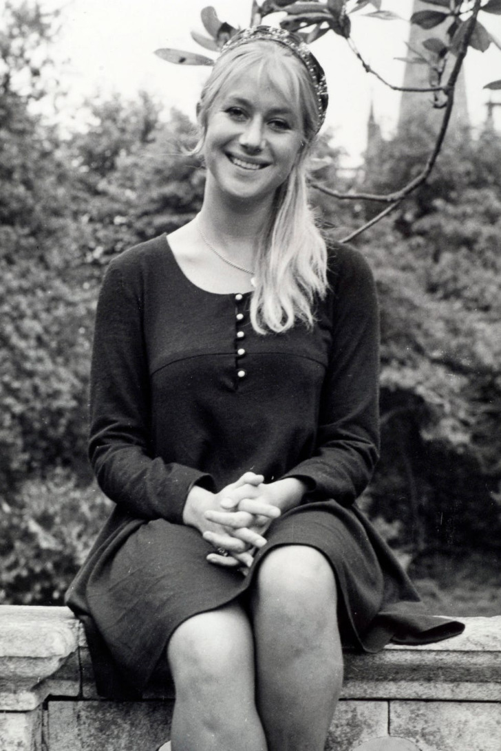 Хелен Миррен в серой юбке карандаш и блузке, 1968 год