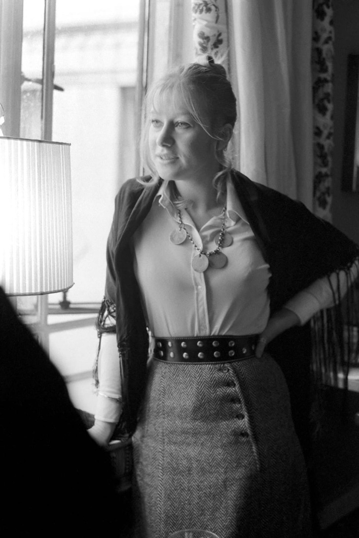 Хелен Миррен в юбке карандаш и кардигане, 1969 год
