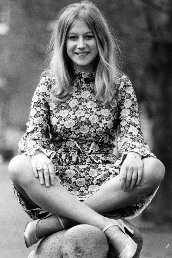 Хелен Миррен в платье по колено с цветочным принтом и туфлях на толстом каблуке, 1970