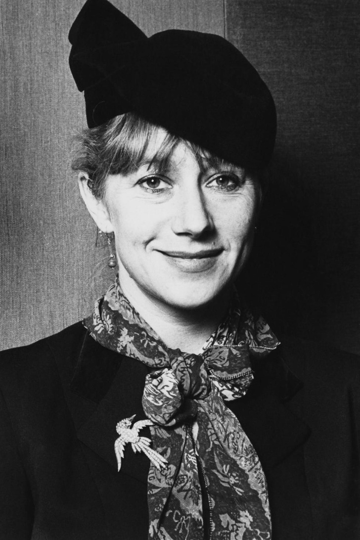 Хелен Миррен в черном жакете с брошью и платком, 1980 год