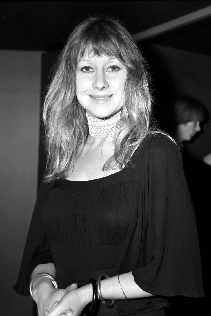 Хелен Миррен в черном воздушном платье и шикарном колье, 1985 год