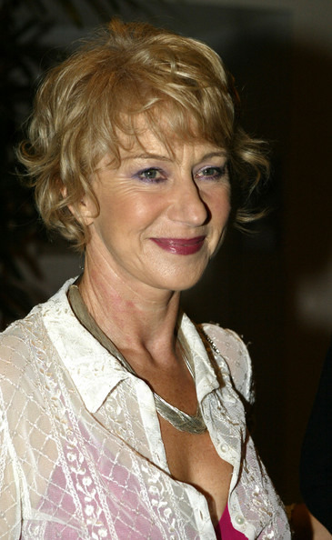 Хелен Миррен в белой блузке и розовом топе, октябрь 2004